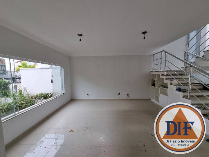 Casa à venda e aluguel com 3 quartos, 210m² - Foto 2