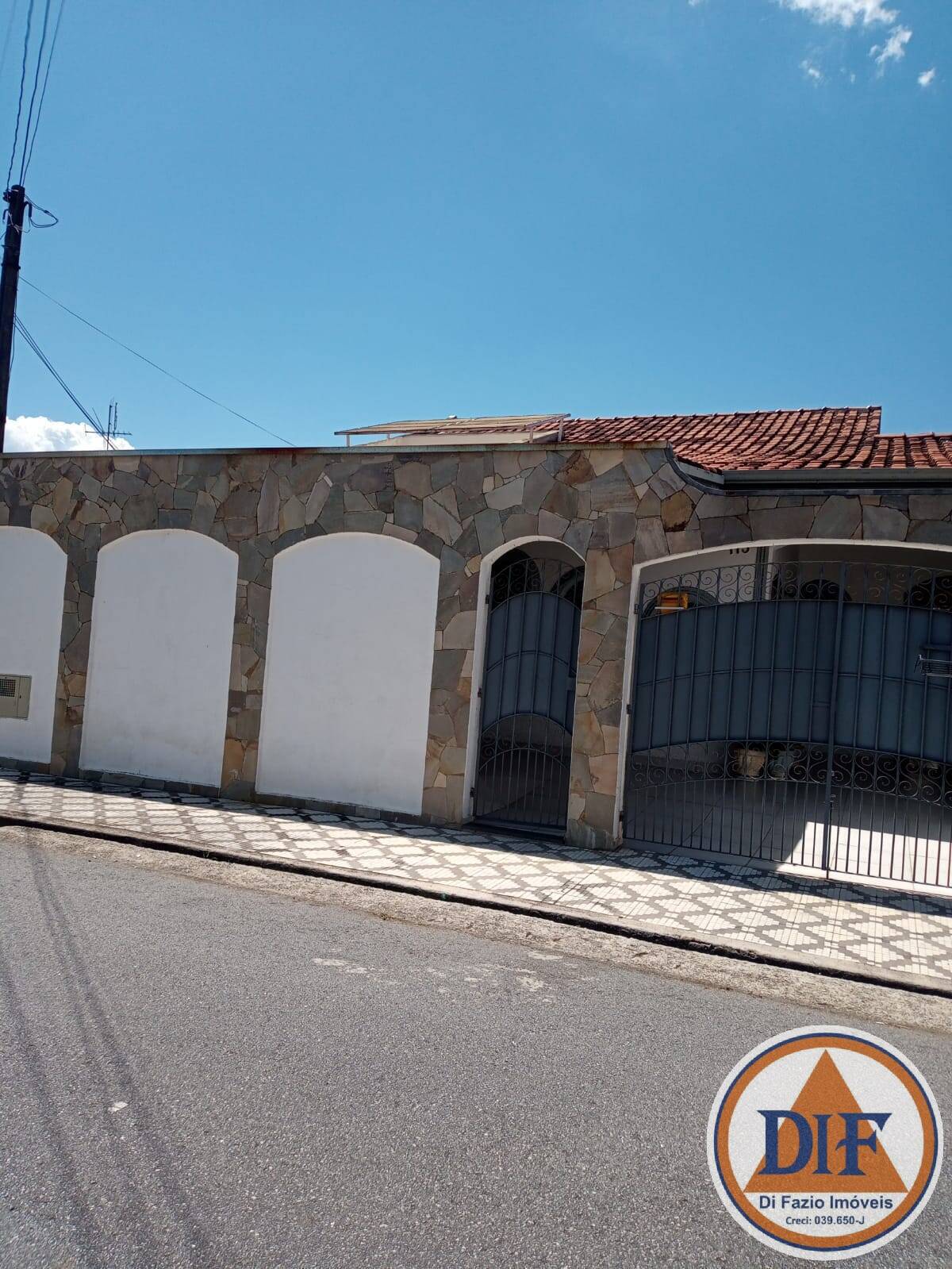 Casa à venda com 3 quartos, 195m² - Foto 1