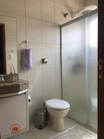 Casa à venda com 4 quartos, 190m² - Foto 2