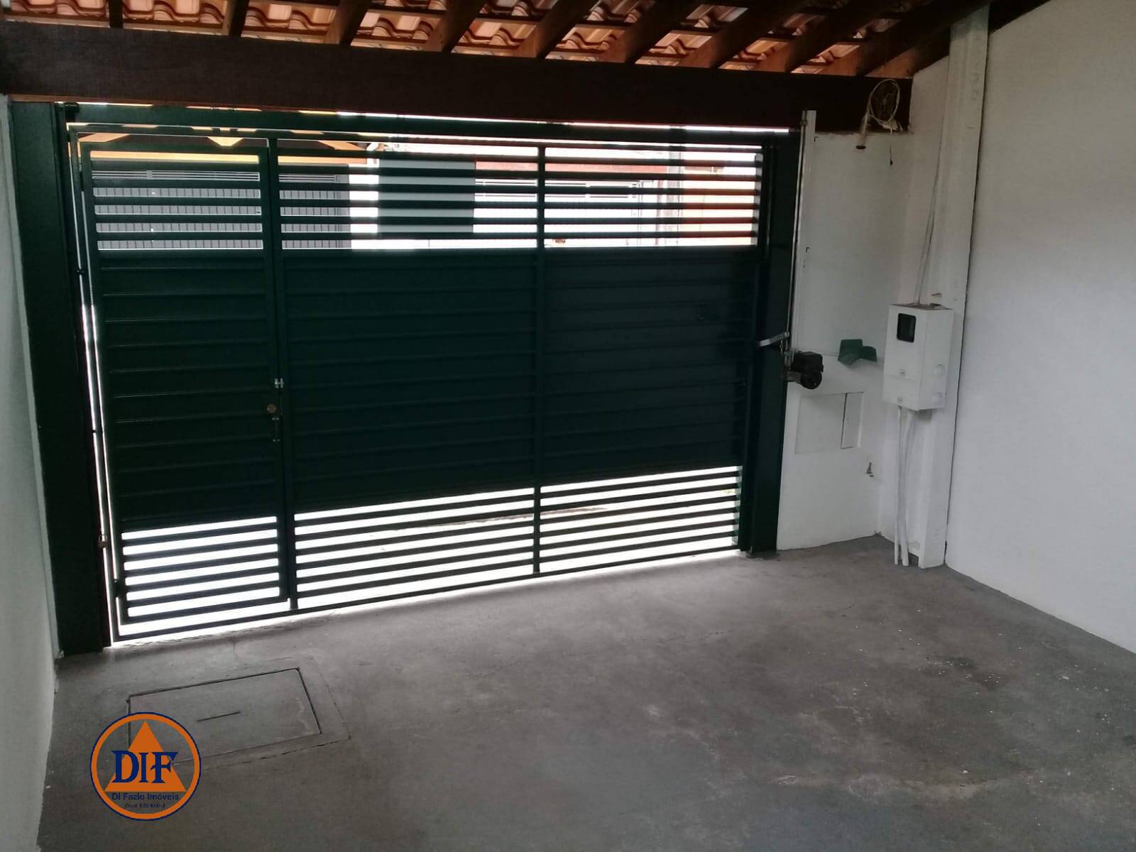 Casa à venda com 2 quartos, 100m² - Foto 1
