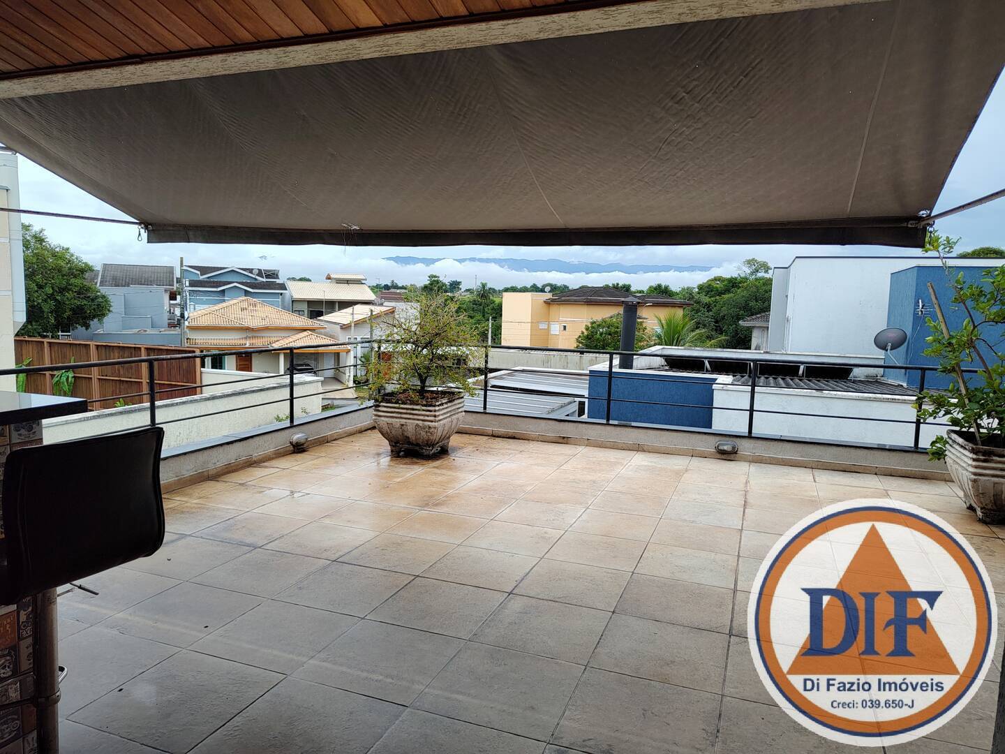 Casa à venda com 3 quartos, 215m² - Foto 2
