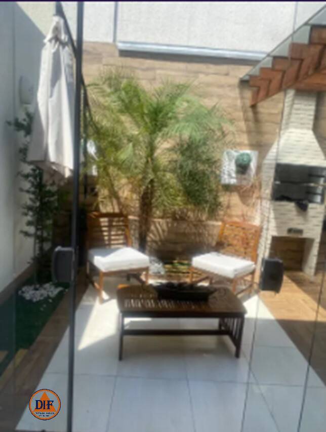 Casa à venda com 4 quartos, 140m² - Foto 1